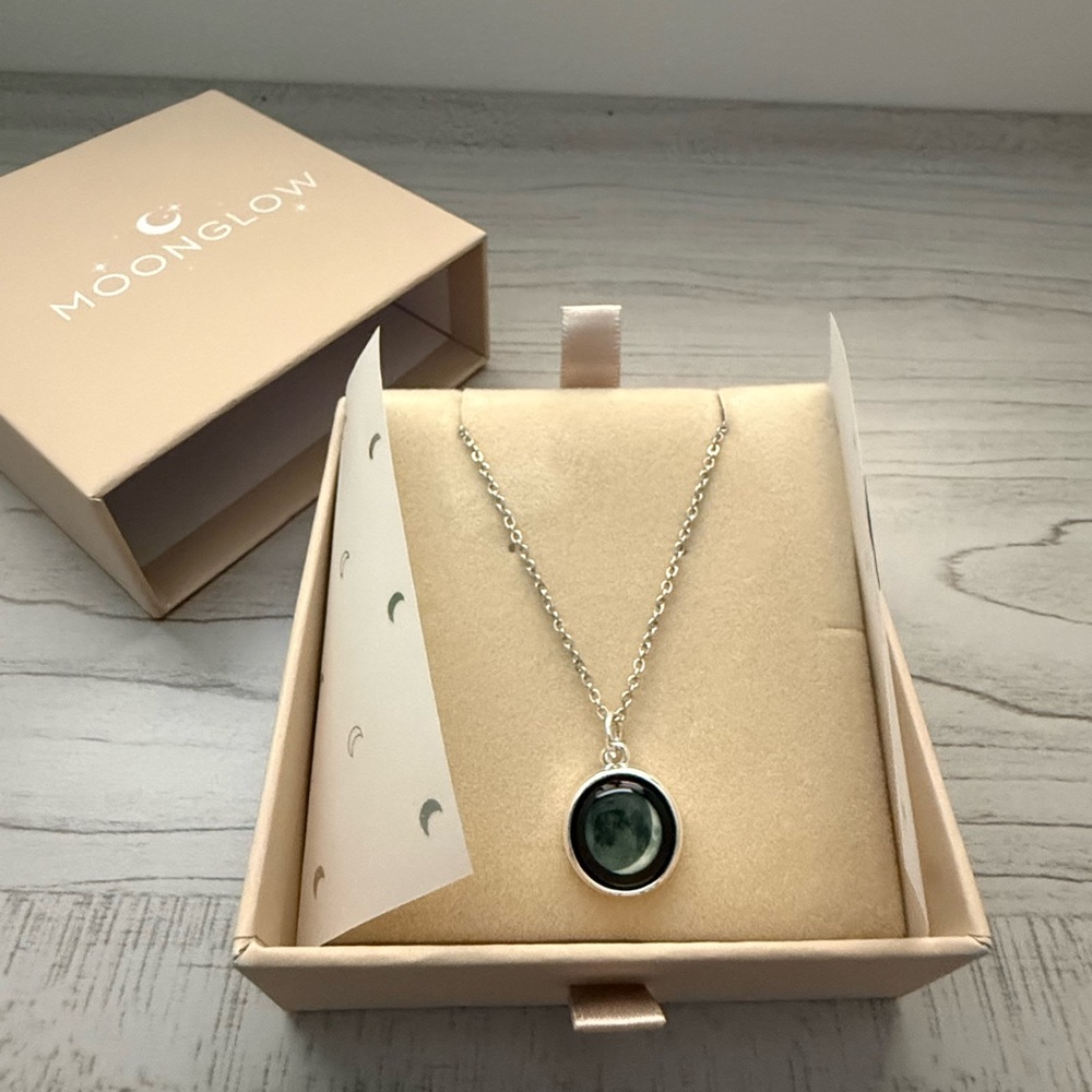 Moonglow Charmed Simplicity Necklace - Waxing Crescent (CA)
NWT